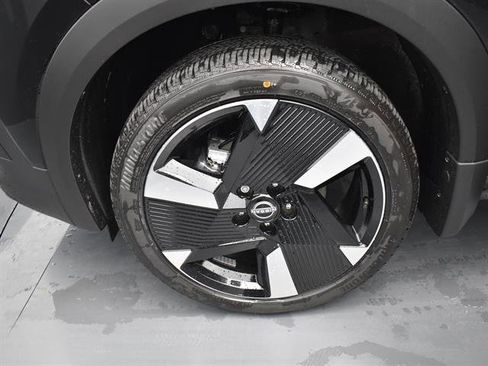 Used 2025 Nissan Kicks SR w/ SR Premium Package FWD image 17