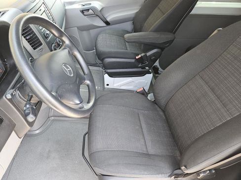 Used 2017 Mercedes-Benz Sprinter 2500 image 9