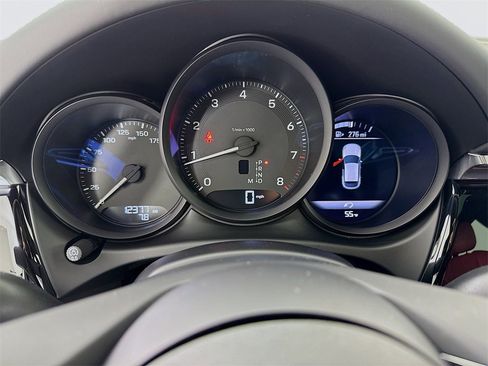 Used 2025 Porsche Macan image 17