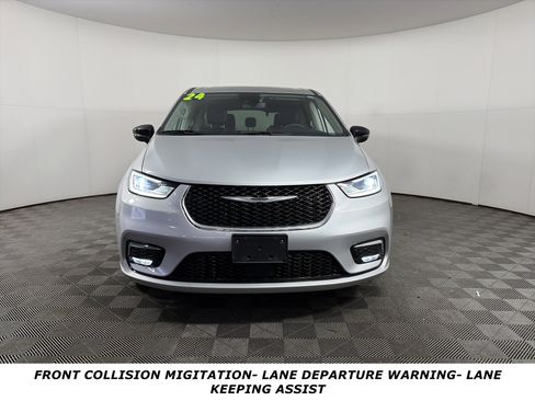 Used 2024 Chrysler Pacifica Limited image 2