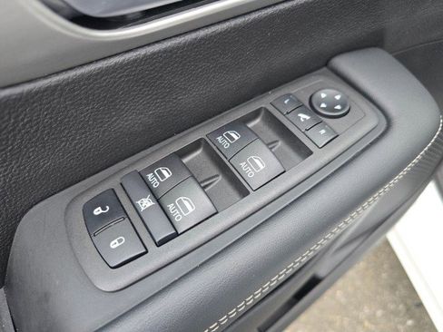 Used 2024 Chrysler Pacifica Premium image 25