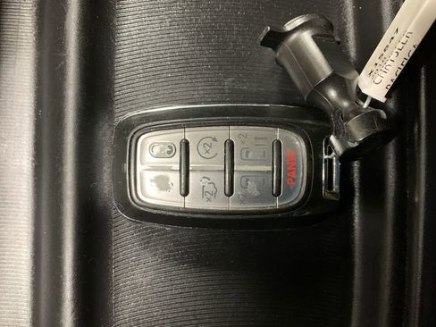 Used 2018 Chrysler Pacifica Touring-L FWD image 32
