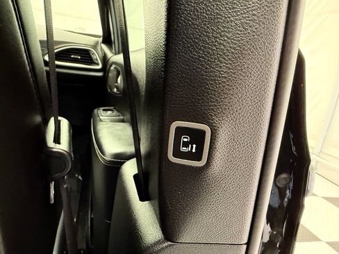 Used 2025 Chrysler Pacifica Select FWD image 30
