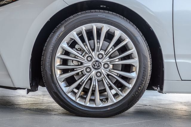 Used 2019 Toyota Avalon Limited FWD image 12