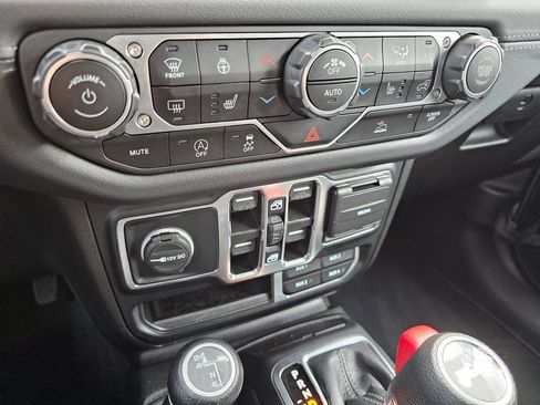 Used 2024 Jeep Wrangler Unlimited Sahara AWD/4WD image 30