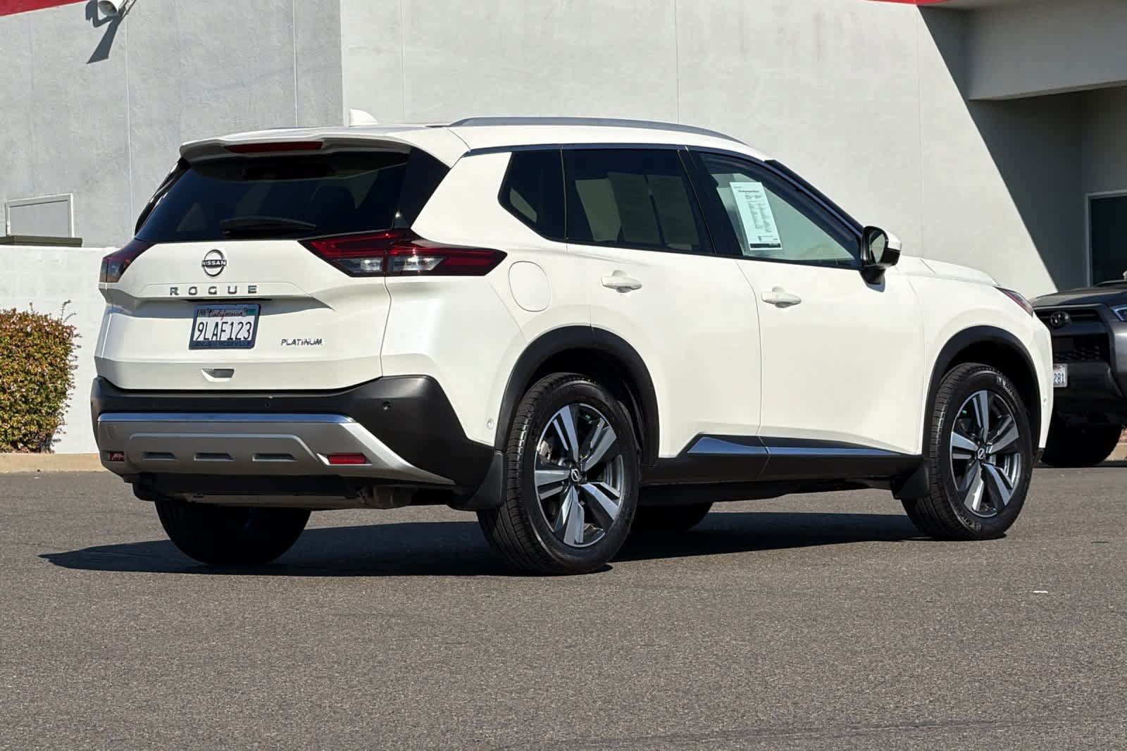Used 2023 Nissan Rogue Platinum w/ Platinum Premium Package FWD image 2