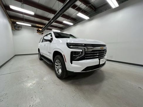 New 2026 Chevrolet Suburban LT image 2