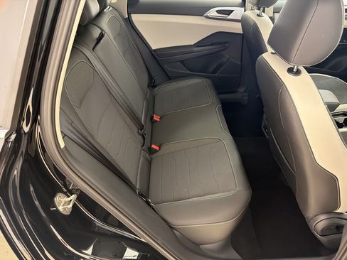 Used 2025 Volkswagen Taos SE w/ Panoramic Sunroof Package FWD image 27