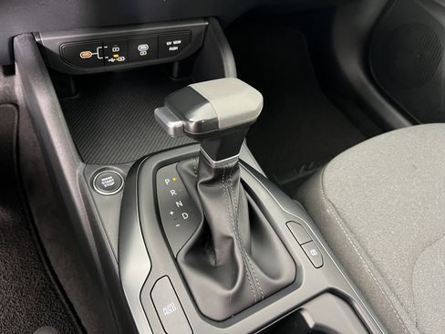 Used 2025 Kia K4 LX image 32