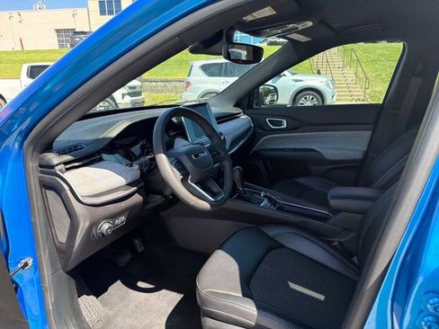 Used 2025 Jeep Compass Latitude AWD/4WD image 16