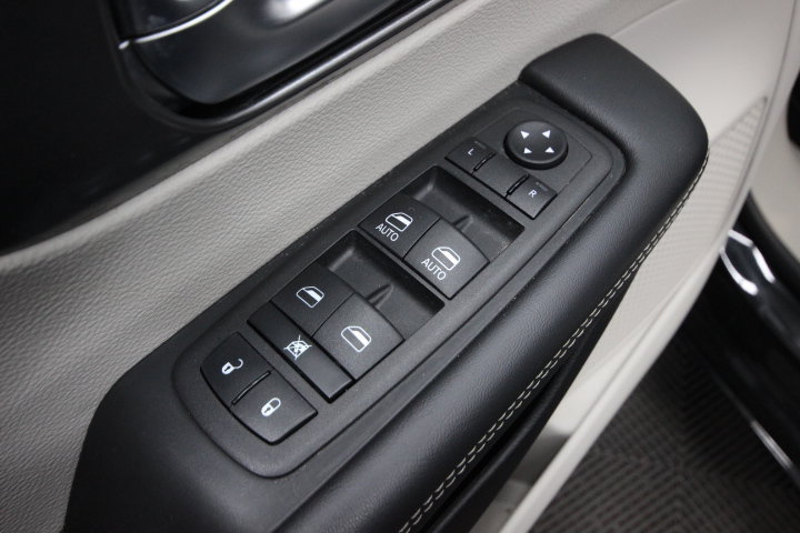 Used 2023 Chrysler Pacifica Touring-L FWD image 13