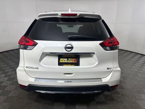 Used 2017 Nissan Rogue SV image 4