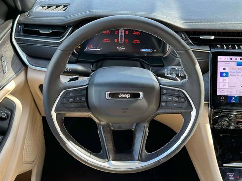 Used 2024 Jeep Grand Cherokee Limited w/ Luxury Tech Group II AWD/4WD image 11