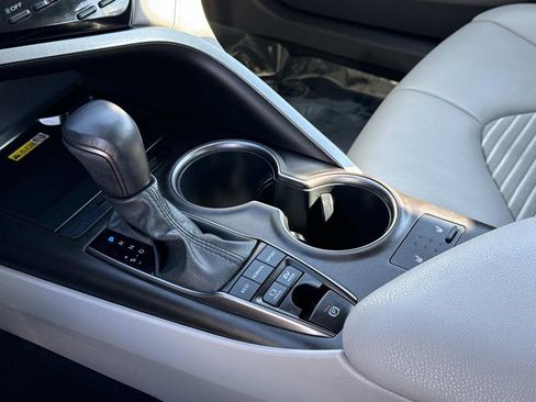 Used 2022 Toyota Camry SE w/ Cold Weather Package image 7