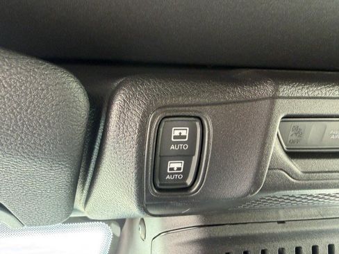 Used 2026 Jeep Wrangler Unlimited Sahara AWD/4WD image 11