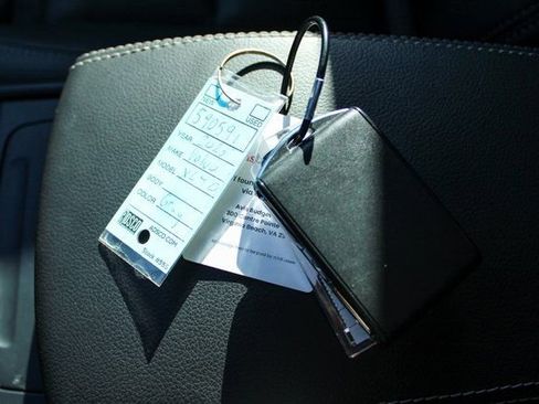 Used 2025 Volvo XC40 B5 Plus image 32