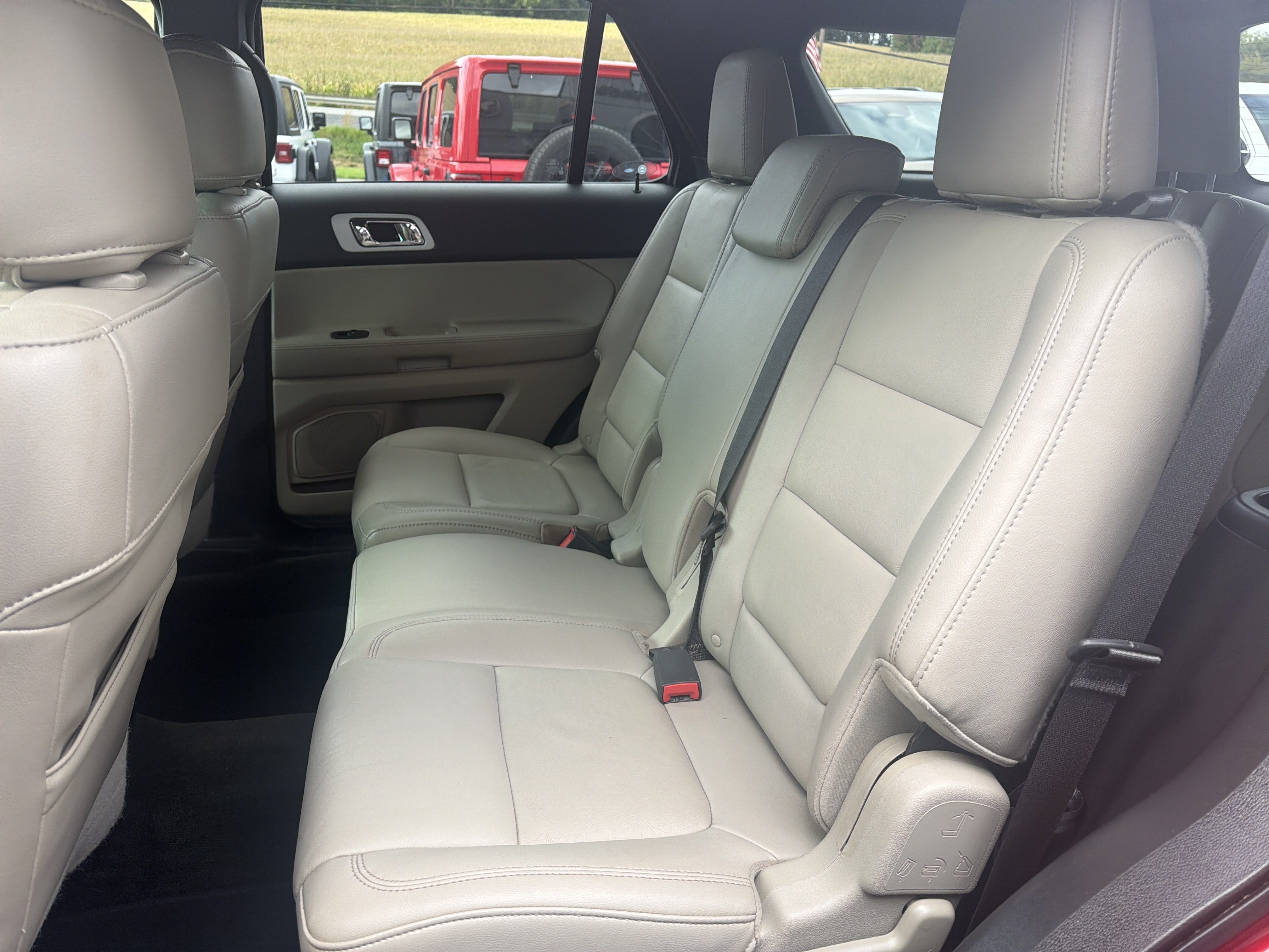 Used 2014 Ford Explorer XLT w/ Equipment Group 202A AWD/4WD image 14