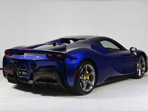 Used 2022 Ferrari SF90 Spider image 9