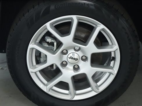 Used 2022 Jeep Renegade Latitude w/ Convenience Group AWD/4WD image 39