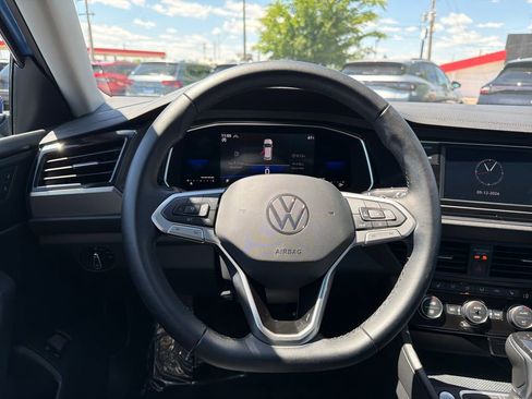 Certified 2023 Volkswagen Jetta SE w/ Panoramic Sunroof Package FWD image 17
