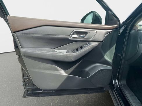 Used 2021 Nissan Rogue SV w/ Premium Package FWD image 18
