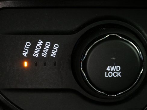 Used 2023 Jeep Renegade Latitude w/ Premium Group image 21