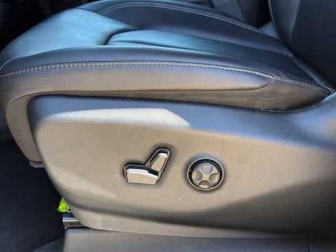 Used 2025 Chrysler Pacifica Select FWD image 8