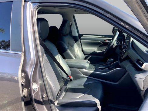 Used 2023 Toyota Highlander XLE FWD image 8