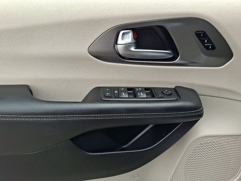 Used 2024 Chrysler Pacifica Touring-L FWD image 10