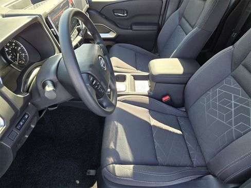 Used 2025 Nissan Frontier SV image 11