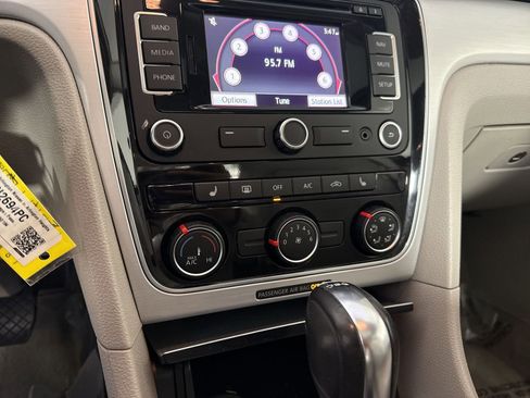 Used 2013 Volkswagen Passat 3.6 SE image 7