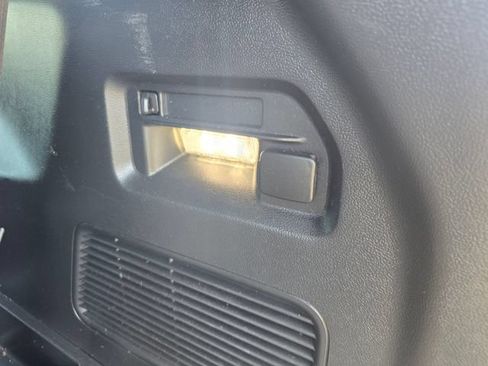 Used 2023 Ford Explorer XLT AWD/4WD image 32