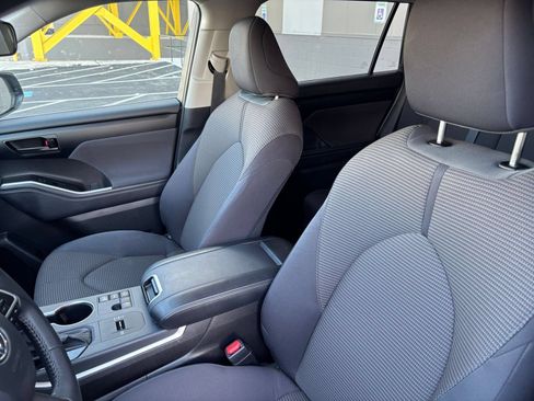 Used 2025 Toyota Highlander LE FWD image 35