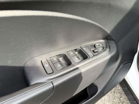 Certified 2025 Hyundai Venue SE image 18