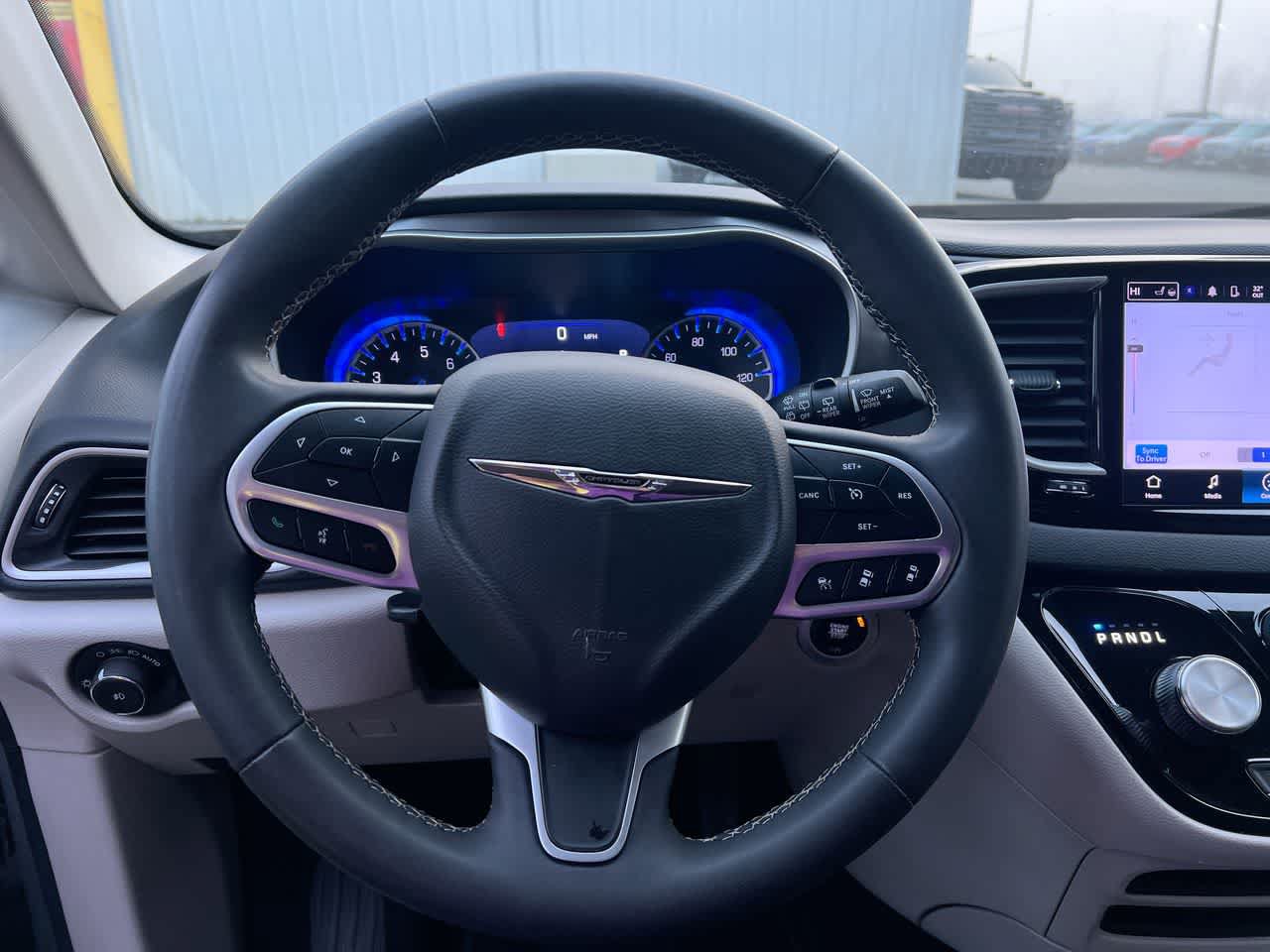 Used 2023 Chrysler Pacifica Touring-L FWD image 14
