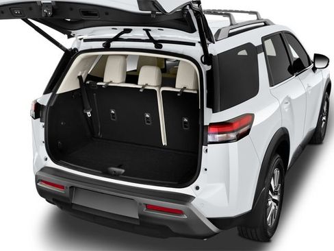 Used 2025 Nissan Pathfinder Platinum AWD/4WD image 7