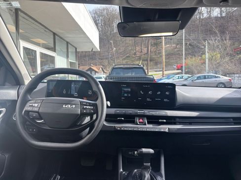 Used 2025 Kia K4 LXS image 33