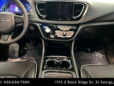 Used 2023 Chrysler Pacifica Limited w/ Uconnect Theater Family Group FWD image 13