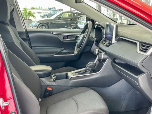 Used 2025 Toyota RAV4 XLE AWD/4WD image 16