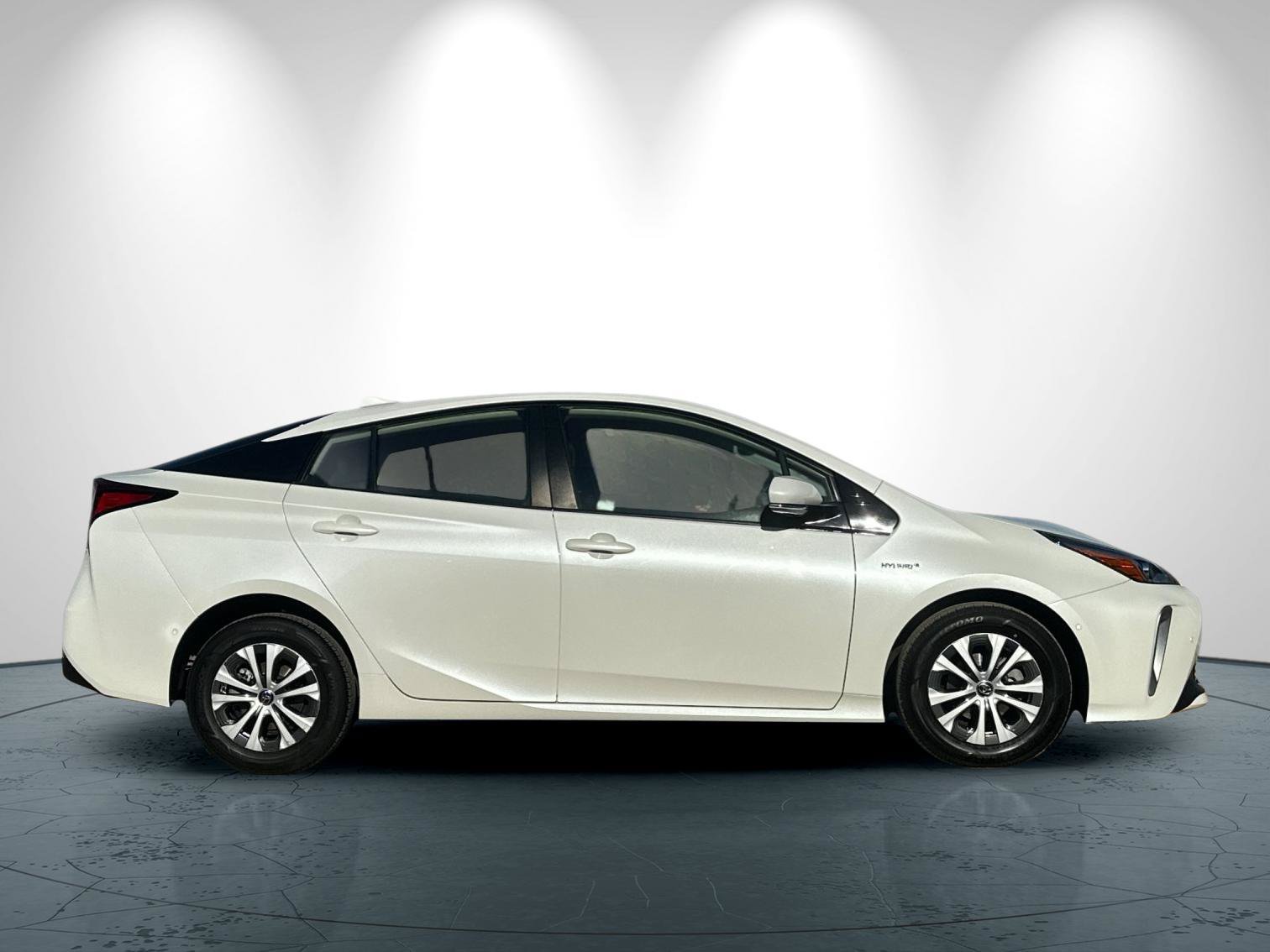 Used 2019 Toyota Prius XLE AWD/4WD image 3