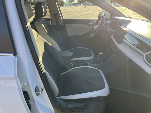Certified 2025 Volkswagen Taos SE w/ Panoramic Sunroof Package FWD image 29