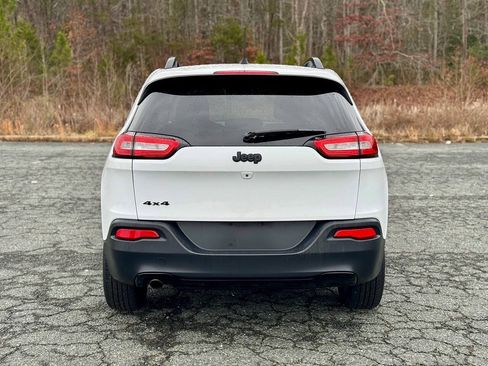 Used 2018 Jeep Cherokee Latitude w/ Altitude Package AWD/4WD image 8