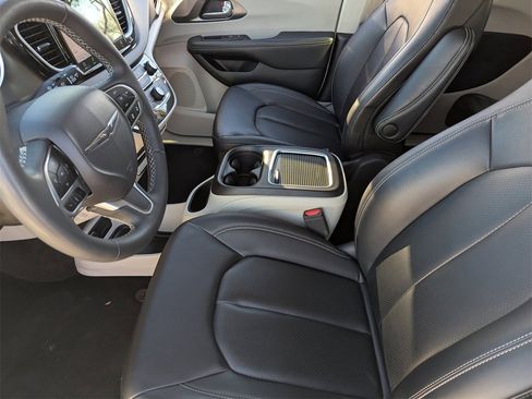 Used 2024 Chrysler Pacifica Touring-L image 30