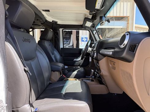 Used 2014 Jeep Wrangler Unlimited Sahara w/ Connectivity Group AWD/4WD image 27