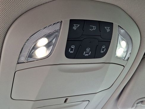 Used 2023 Chrysler Pacifica Touring-L FWD image 23