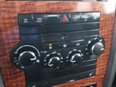 Used 2008 Jeep Commander Limited RWD image 22