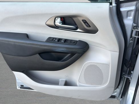 Used 2024 Chrysler Pacifica Touring-L FWD image 10
