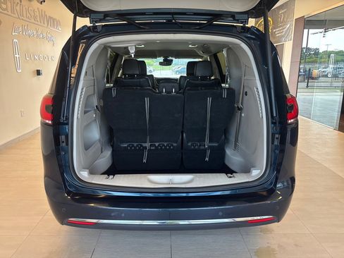 Used 2023 Chrysler Pacifica Touring-L FWD image 10