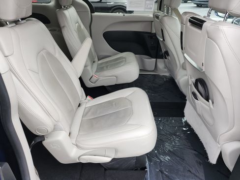 Used 2018 Chrysler Pacifica Touring-L Plus w/ Tire & Wheel Group image 19