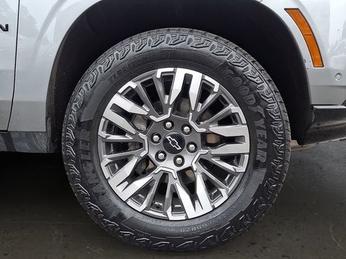Used 2025 Chevrolet Suburban Z71 AWD/4WD image 9